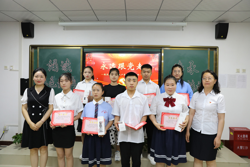 19、現(xiàn)代服務(wù)系領(lǐng)導(dǎo)與三等獎(jiǎng)獲獎(jiǎng)學(xué)生合影留念.JPG 19、現(xiàn)代服務(wù)系領(lǐng)導(dǎo)與三等獎(jiǎng)獲獎(jiǎng)學(xué)生合影留念.JPG